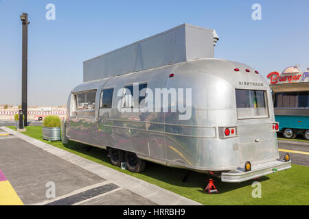 DUBAI, Vereinigte Arabische Emirate - 27. November 2016: Airstream Wohnwagen Imbisswagen im letzten Ausfahrt Essen LKW Park auf der Autobahn E11 zwischen Abu Dhabi und Dubai Stockfoto