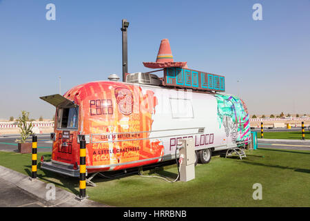 DUBAI, Vereinigte Arabische Emirate - 27. November 2016: Airstream Wohnwagen, umgebaut zu einem Food Truck auf die letzte Ausfahrt Essen LKW Park auf der Autobahn E11 zwischen Abu Dhabi und Duba Stockfoto