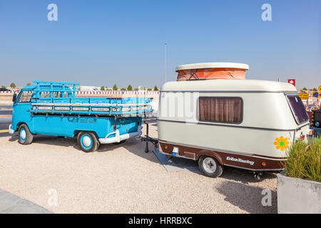 DUBAI, Vereinigte Arabische Emirate - 27. November 2016: Historische Volkswagen T1 mit einer alten Eriba-Touring-Wohnwagen an der letzten Ausfahrt Essen LKW Park in Dubai, Vereinigte Arabische Emirate Stockfoto