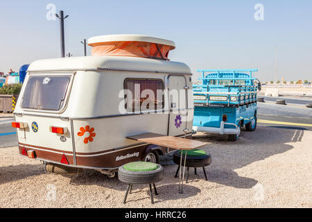 DUBAI, Vereinigte Arabische Emirate - 27. November 2016: Historische Volkswagen T1 mit einer alten Eriba-Touring-Wohnwagen an der letzten Ausfahrt Essen LKW Park in Dubai, Vereinigte Arabische Emirate Stockfoto