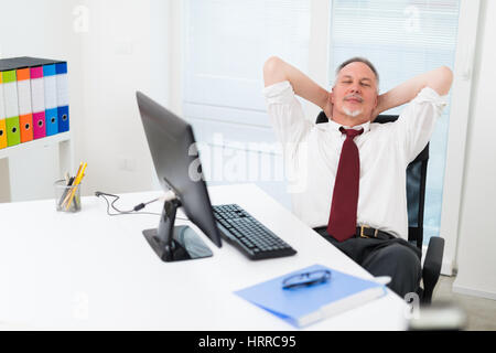 Entspannende Geschäftsmann in seinem Büro Stockfoto