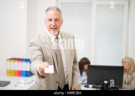 Unternehmer geben eine Visitenkarte Stockfoto