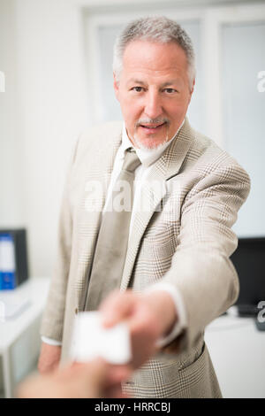 Unternehmer geben eine Visitenkarte Stockfoto