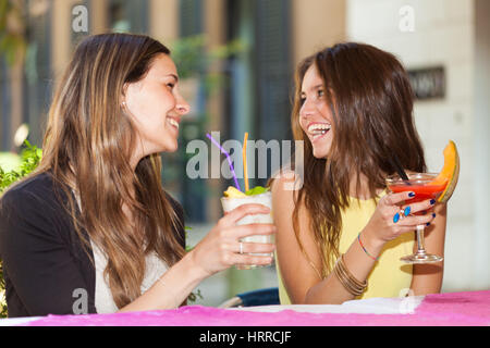 Porträt von zwei Freunden einen Cocktail trinken Stockfoto