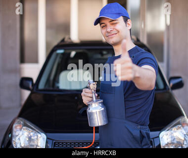 Carrossier/Auto mit einer Spray-Pistole Stockfoto