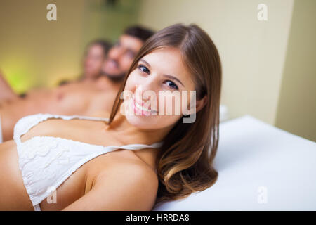 Junge Menschen Entspannung in einem spa Stockfoto