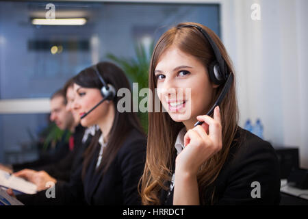Porträt einer lächelnden Kundenbetreuer bei der Arbeit Stockfoto