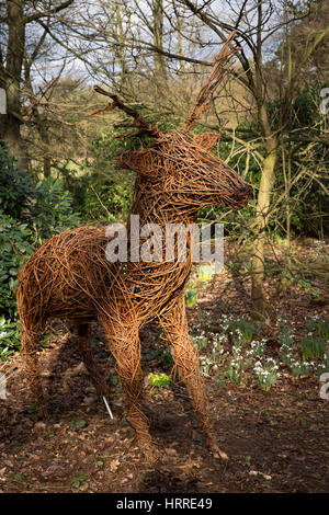 Großbritannien, England, Cheshire, Gelehrter grün, Rode Hall, Gärten, Altholz, Hirsch Weide Skulptur unter Schneeglöckchen Stockfoto