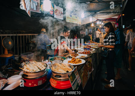 Chiang Mai, Thailand - 27. August 2016: Thai-Frau Sales bei der Samstag-Nachtmarkt am 27. August 2016 in Chiang Mai, Thailand. Stockfoto