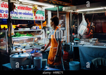 Chiang Mai, Thailand - 27. August 2016: Food Vendor wartet auf Kunden am Samstag Nachtmarkt am 27. August 2016 in Chiang Mai, Thailand. Stockfoto
