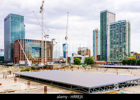 LONDON - AUGUST 2016: Dies ist ein entwickelnden Gebiet der Canary Wharf Bankenviertel, wo Neubauten am 11. August 2016 in London gebaut wird. Stockfoto