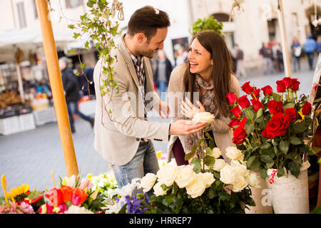 Liebespaar, duftenden Rosen in Rom, Italien Stockfoto