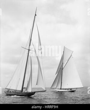 Shamrock II und Columbia, manövrieren für Start von Amerikas Cup Rennen, New York Harbor, USA, Detroit Publishing Company, Oktober 1901 Stockfoto