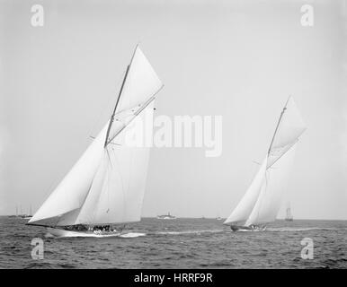 Columbia und Shamrock II, vor Beginn des Amerikas Cup Rennen, New York Harbor, USA, Detroit Publishing Company, Oktober 1901 Stockfoto