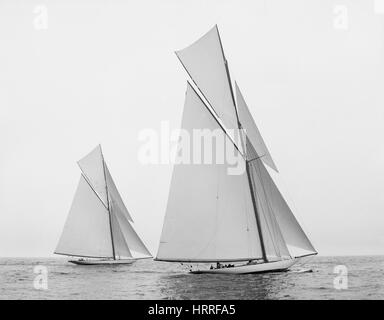 Vertrauen und Shamrock III, Beginn der Amerikas Cup Rennen, Detroit Publishing Company, New York City Harbor, New York, USA, August 1903 Stockfoto