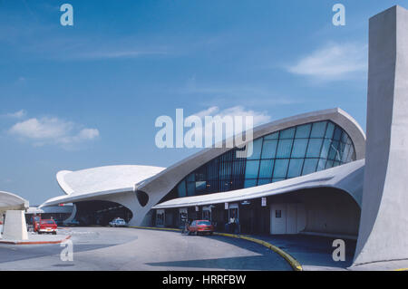 Trans World Airlines Terminal, John F. Kennedy Airport (ehemals Idlewild), New York City, New York, USA, entworfen von Eero Saarinen, fotografiert von Balthazar, Korab, 1963 Stockfoto