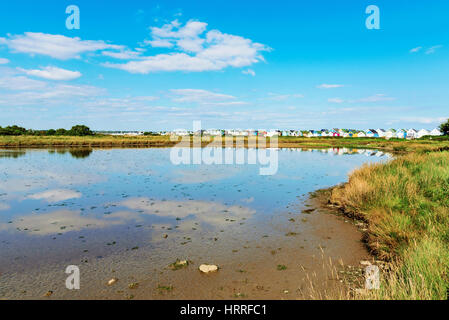 Seaside Grünland mit Strandhütten in der Ferne Stockfoto