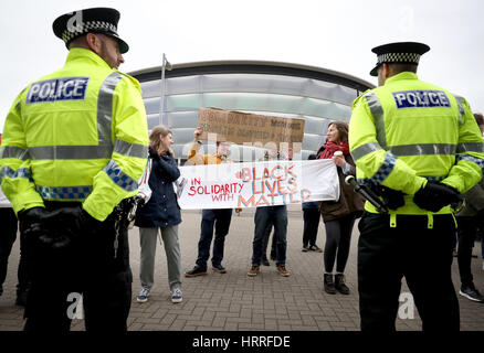 Demonstranten außerhalb der Jahreskonferenz der schottischen konservativen bei den Scottish Exhibition and Conference Centre in Glasgow. Stockfoto