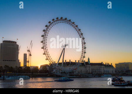 London Eye bei Sonnenaufgang-UK Stockfoto
