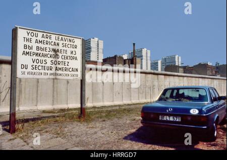 -die Berliner Mauer in der Nähe von dem Grenzübergang Checkpoint Charlie, im Bezirk Kreuzberg - il Muro di Berlino Presso il Passaggio di Frontiera Checkpoint Charlie, Nel Quartiere di Kreuzberg Stockfoto