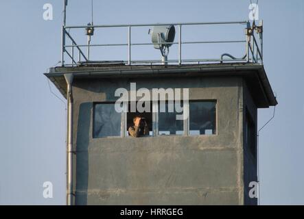 Die Berliner Mauer im Jahr 1985 Wachturm der DDR-Grenzpolizei (Volkspolizei) Stockfoto