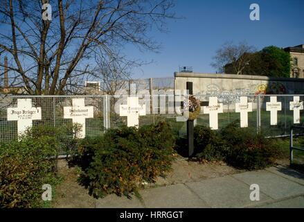 Berlin 1986, Denkmal für die Menschen tot in der Versuch der Deutschen Demokratischen Republik über die Wand verlassen Stockfoto