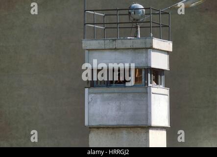 Die Berliner Mauer im Jahr 1986 Wachturm der DDR-Grenzpolizei (Volkspolizei) Stockfoto
