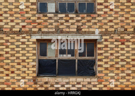 Fenster in einer Mauer Stockfoto