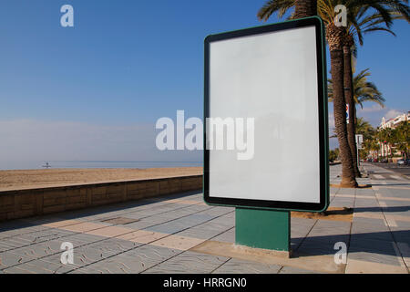 Leere Billboard mock-up in einem Bürgersteig, direkt am Meer Stockfoto