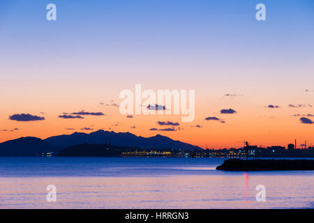 Sunsen im Winter auf dem Meer, Blick auf den Kanal von Piombino Stockfoto