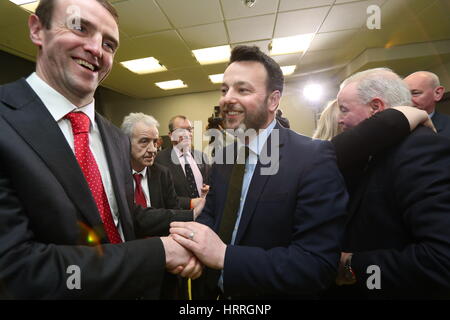 SDLP Führer Colum Eastwood (Mitte) in der Foyle Arena in Londonderry während die Anzahl der Northern Ireland Assembly-Wahl. Stockfoto