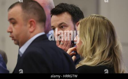 SDLP Führer Colum Eastwood (Mitte) in der Foyle Arena in Derry, während die Anzahl der Northern Ireland Assembly-Wahl. Stockfoto