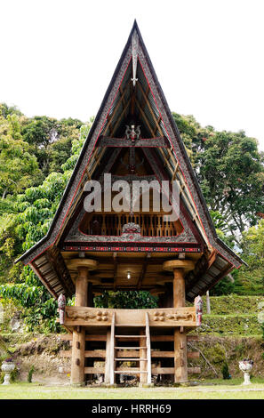 Vor einem Haus an einem alten Batak Dorf in Sumatra Samosir Island am Nachmittag, Indonesien. Stockfoto