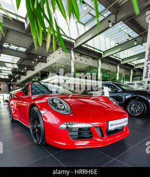 Kiew, Ukraine - 7. August 2016: Foto-Shooting der roten Porsche 911 in der Nähe von automotive Center 'Porsche Zentrum Kiew Airport' Stockfoto