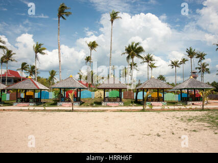 Mehrere Hütten am Strand für Entspannung und Schutz vor der Sonne mit Palmen im Hintergrund und niemand um ihn herum Singkawang Borneo verwendet. Stockfoto