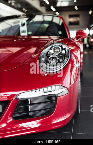 Kiew, Ukraine - 7. August 2016: Foto-Shooting der roten Porsche 911 in der Nähe von automotive Center 'Porsche Zentrum Kiew Airport' Stockfoto