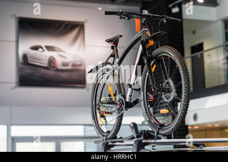 Kiew, Ukraine - 7. August 2016: Porsche Fahrrad auf dem Porsche Cayenne-Auto Stockfoto