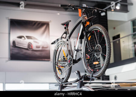 Kiew, Ukraine - 7. August 2016: Porsche Fahrrad auf dem Porsche Cayenne-Auto Stockfoto