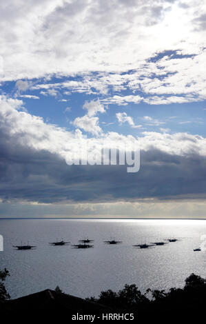 Silhouette von mehreren kleinen Booten am Nachmittag Belitung Indonesien im Ozean treiben. Stockfoto
