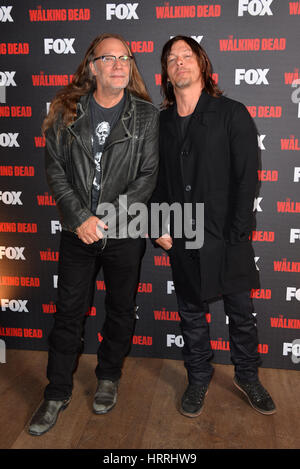 Regisseur Greg Nicotero (links) und Norman Reedus Teilnahme an Fox A Night with the Walking Dead im Hamyard Hotel, Soho, London. Stockfoto