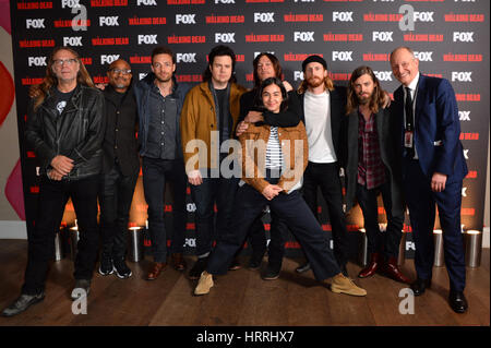 Cast und Crew (L - R) Regisseur Greg Nicotero, Seth Gilliam, Ross Marquand, Josh McDermitt, Norman Reedus, Alanna Masterson, Austin Amelio, Tom Payne und Jeff Ford Teilnahme an Fox A Night with the Walking Dead im Hamyard Hotel, Soho, London. Stockfoto