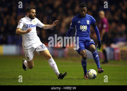 Leeds United Stuart Dallas (links) und Birmingham City Cheick Keita Kampf um den Ball während der Sky-Wette-Meisterschaft übereinstimmen in St. Andrews, Birmingham. Stockfoto