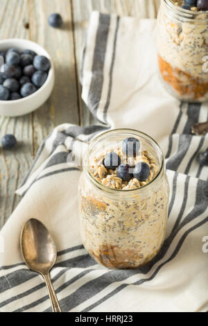 Gesunde hausgemachte über Nacht Hafer-Haferflocken mit Chia und Erdnussbutter Stockfoto