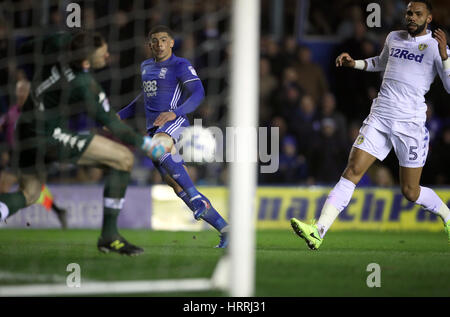 Leeds United Torhüter Robert Green blockt den von Birmingham City Che Adams während der Himmel Bet Meisterschaftsspiel in St Andrews, Birmingham. Stockfoto