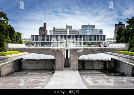 Hiroshima, Japan - 27. April 2014: Blick auf die Hiroshima Peace Memorial Museum hinter der Flamme des Friedens Stockfoto