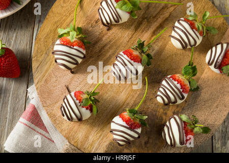 Hausgemachte weiße Schokolade überzogene Erdbeeren zum Valentinstag Stockfoto