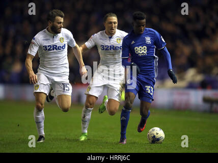 Leeds United Stuart Dallas (links) und Luke Ayling Kampf um den Ball mit Birmingham City Cheick Keita während der Sky-Wette-Meisterschaft übereinstimmen in St. Andrews, Birmingham. Stockfoto