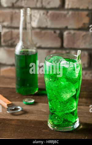 Erfrischend grünen Limetten Limonade in einem eisgekühlten Glas Stockfoto