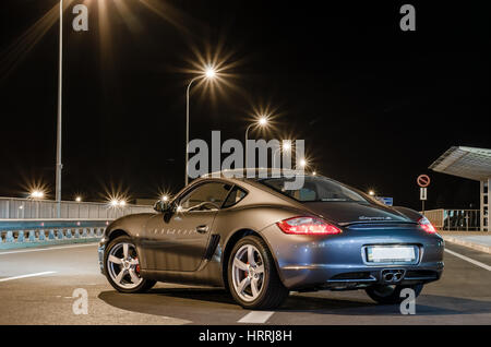 Kiew, Ukraine - 4. April 2014: Nacht Fotoshooting Porsche Cayman in der Nähe von Boryspil Flughafen Stockfoto