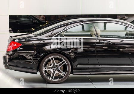 Kiew, Ukraine - 21. April 2014: Showroom. Mid-Size-Luxus-Auto Mercedes-Benz CL 63 AMG Coupé Stockfoto